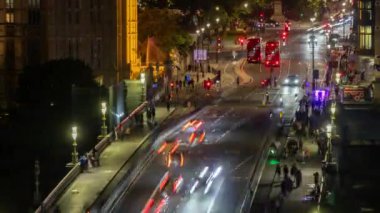 Trafiğin zamanlaması ve Westminster Köprüsü 'nden geçen insanlar parlamento, Londra, İngiltere' deki evlerin yanında.