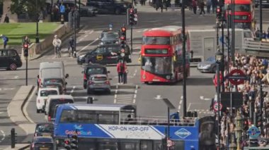 Trafik ve Westminster Köprüsü 'nden geçen insanlar parlamento, Londra, İngiltere' deki evlerin yanında.