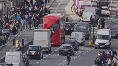 Trafik ve Westminster Köprüsü 'nden geçen insanlar parlamento, Londra, İngiltere' deki evlerin yanında.