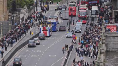 Trafik ve Westminster Köprüsü 'nden geçen insanlar parlamento, Londra, İngiltere' deki evlerin yanında.