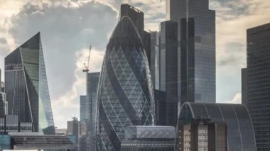 Londra şehrinin inanılmaz bir zaman çizelgesi 2024 'te eşsiz bir yüksek noktadan gökdelen gökdelenine doğru yükseliyor.