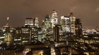Londra şehrinin gece vakti gökdelen gökdeleninin gökdeleni 2024 'te benzersiz bir yüksek noktadan yükseliyor.