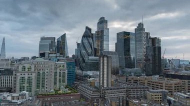 Londra şehrinin inanılmaz günbatımı zaman çizelgesi 2024 'te eşsiz bir yüksek noktadan gökdelen silüeti.