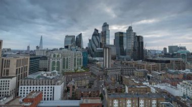 Londra şehrinin inanılmaz günbatımı zaman çizelgesi 2024 'te eşsiz bir yüksek noktadan gökdelen silüeti.