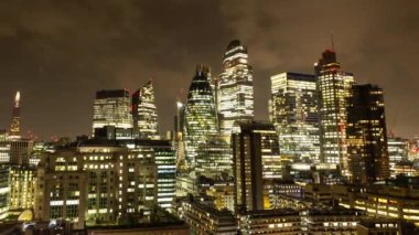 Londra şehrinin harika bir gece zaman çizelgesi 2024 'te eşsiz bir yüksek noktadan gökdelen silüeti.