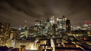 Londra şehrinin harika bir gece zaman çizelgesi 2024 'te eşsiz bir yüksek noktadan gökdelen silüeti.