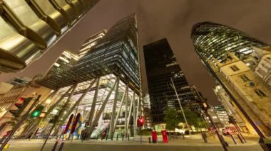 Gece görüşü Londra 'nın kilometrekare alanındaki aydınlık gökdelenlere bakıyor. 