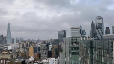 Londra şehrinin inanılmaz bir zaman çizelgesi 2024 'te eşsiz bir yüksek noktadan gökdelen gökdelenine doğru yükseliyor.