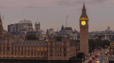 Gün doğumunda İngiltere, Londra 'daki ikonik büyük Ben saatinin zamanı.