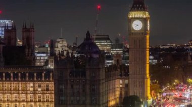 Trafiğin zamanlaması ve Westminster Köprüsü 'nden geçen insanların parlamento ve Büyük Ben, Londra' daki evlerinin yanından geçmeleri.