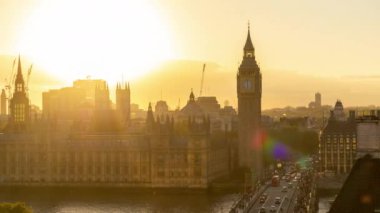 Gün batımında İngiltere, Londra 'daki ikonik büyük Ben saatinin zamanı.