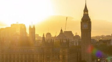 Gün batımında İngiltere, Londra 'daki ikonik büyük Ben saatinin zamanı.