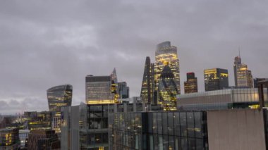 2024 'te Londra şehrinin güneş doğuşu zamanı gökdelen gökdeleninin gökdeleni eşsiz bir yüksek noktadan 2024' e doğru yükseliyor.