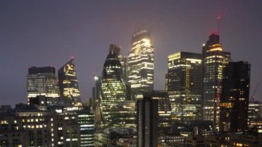 Londra şehrinin gün doğumunda 2024 'te eşsiz bir yüksek noktadan gökdelen silueti yükseliyor.
