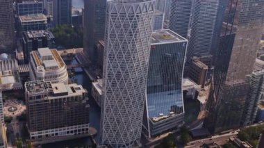 Londra rıhtımının havadan görünüşü kanarya iskelesinin silueti bir helikopterden