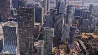 Londra rıhtımının havadan görünüşü kanarya iskelesinin silueti bir helikopterden