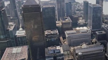 Londra rıhtımının havadan görünüşü kanarya iskelesinin silueti bir helikopterden