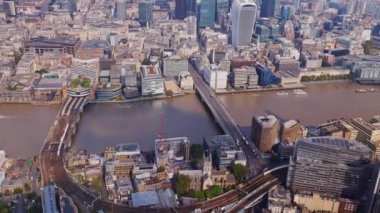 Londra şehrinin havadan görünüşü bir helikopterden gökyüzüne yükseliyor.