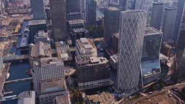 Londra rıhtımının havadan görünüşü kanarya iskelesinin silueti bir helikopterden