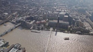 Londra şehrinin havadan görünüşü bir helikopterden gökyüzüne yükseliyor.