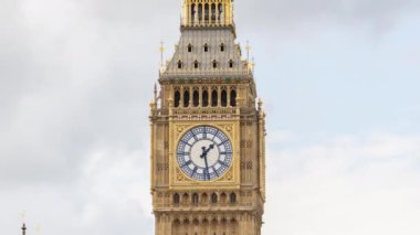 Londra, İngiltere 'deki ikonik büyük Ben saatinin zamanı. 