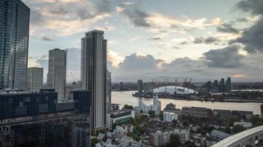 Timelapse of the skyline of canary wharf, london docklands, london england at sunrise