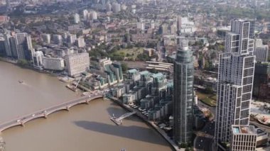 Londra şehrinin havadan görünüşü bir helikopterden gökyüzüne yükseliyor.