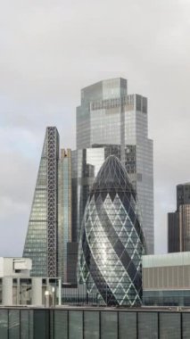 Londra şehrinin inanılmaz bir zaman çizelgesi kilometrekare gökdelen gökdeleni dikey olarak eşsiz bir yüksek noktadan yükseliyor.