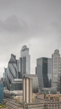 Londra şehrinin inanılmaz günbatımı zamanı kilometrekarelik gökdelen gökdeleni dikey olarak eşsiz bir yüksek noktadan gökdelene doğru ilerliyor.