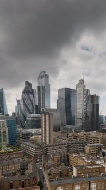 Londra şehrinin inanılmaz bir zaman çizelgesi kilometrekare gökdelen gökdeleni dikey olarak eşsiz bir yüksek noktadan yükseliyor.