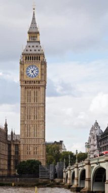 Londra, İngiltere 'deki ikonik Büyük Ben ve Westminster Köprüsü' nün dikey zaman çizelgesi.