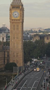 Londra, İngiltere 'deki ikonik Büyük Ben ve Westminster Köprüsü' nün dikey zaman çizelgesi.