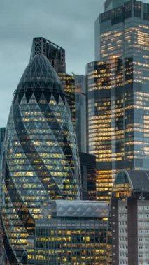 Londra şehrinin inanılmaz günbatımı zamanı kilometrekarelik gökdelen gökdeleni dikey olarak eşsiz bir yüksek noktadan gökdelene doğru ilerliyor.