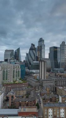 Londra şehrinin inanılmaz günbatımı zamanı kilometrekarelik gökdelen gökdeleni dikey olarak eşsiz bir yüksek noktadan gökdelene doğru ilerliyor.
