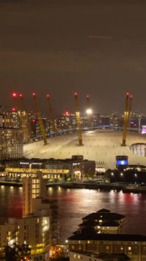 Kanarya iskelesinin ufuk çizgisi zaman çizelgesi, Londra rıhtımı, Londra İngiltere dikey