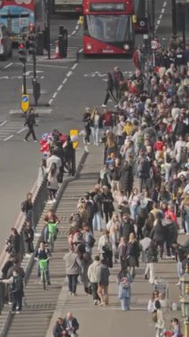 Trafik ve Westminster Köprüsü 'nü geçen insanlar parlamento, Londra, İngiltere' deki evlerin yanında dikey olarak.