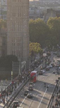 Trafik ve Westminster Köprüsü 'nü geçen insanlar parlamento, Londra, İngiltere' deki evlerin yanında dikey olarak.