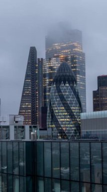 Londra şehrinin inanılmaz günbatımı zamanı kilometrekarelik gökdelen gökdeleni dikey olarak eşsiz bir yüksek noktadan gökdelene doğru ilerliyor.