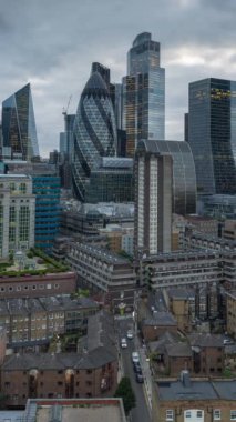 Londra şehrinin inanılmaz günbatımı zamanı kilometrekarelik gökdelen gökdeleni dikey olarak eşsiz bir yüksek noktadan gökdelene doğru ilerliyor.