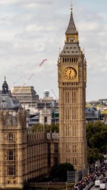 Londra, İngiltere 'deki ikonik Büyük Ben' in saat yüzüyle yer değiştirmesi yerine dikey olarak farklı analog saatler yerleştirildi.