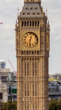 Londra, İngiltere 'deki ikonik Büyük Ben' in saat yüzüyle yer değiştirmesi yerine dikey olarak farklı analog saatler yerleştirildi.
