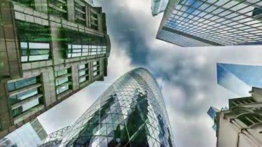 Londra şehri kilometrekare gökdelen silueti veri ve kodlarla kaplı.