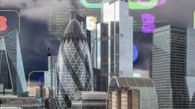 Londra şehri kilometrekare gökdelen silueti veri ve kodlarla kaplı.