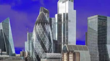 Londra şehri kilometrekare gökdelen silueti veri ve kodlarla kaplı.