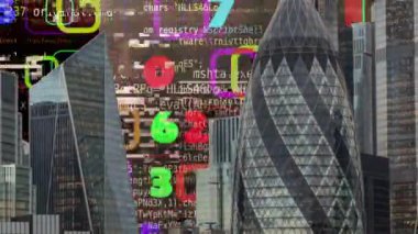 Londra şehri kilometrekare gökdelen silueti veri ve kodlarla kaplı.