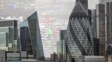 Londra şehri kilometrekare gökdelen silueti veri ve kodlarla kaplı.
