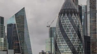 Londra şehri kilometrekare gökdelen silueti veri ve kodlarla kaplı.