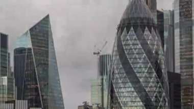 Londra şehri kilometrekare gökdelen silueti veri ve kodlarla kaplı.