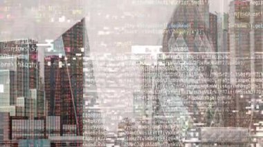 Londra şehri kilometrekare gökdelen silueti veri ve kodlarla kaplı.