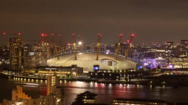 Londra rıhtımı ve O2 milenyum kubbesi, kanarya iskelesi geceleri gökyüzü.